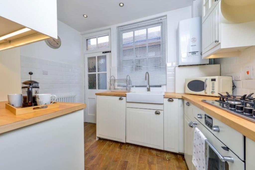 Victorian Townhouse - Stamford Centre - 2 Big Bedrooms, Living Room Kitchen Etc Tastefully Decorated Ngoại thất bức ảnh